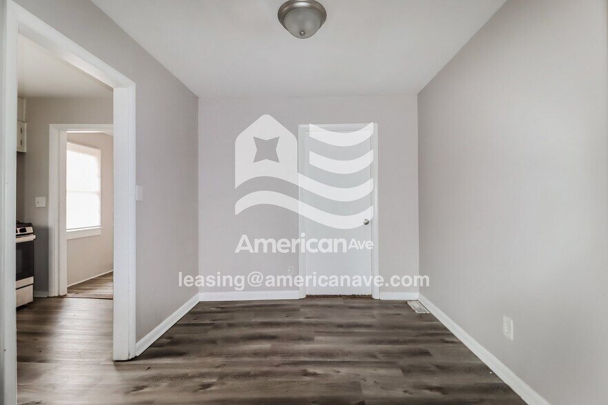 Building Photo - 25 10th Ave SW