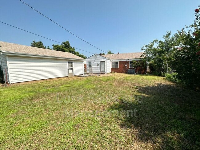 Building Photo - 206 E Myrtle Dr