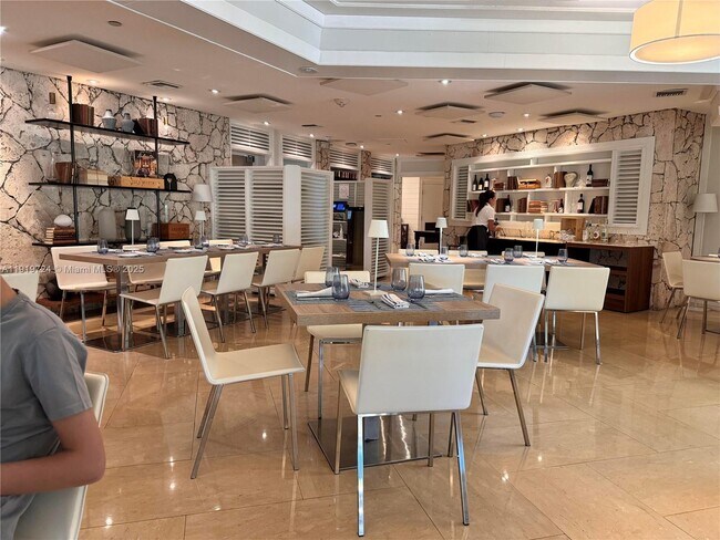 Building Photo - 1121 Crandon Blvd