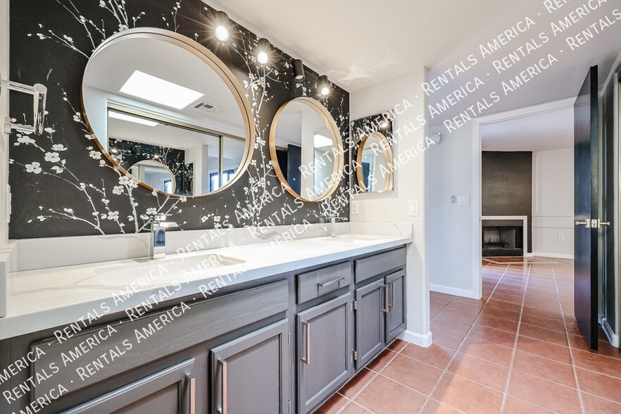 Building Photo - 1413 N Oak St