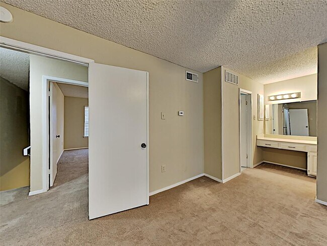 Building Photo - 777 Custer Rd