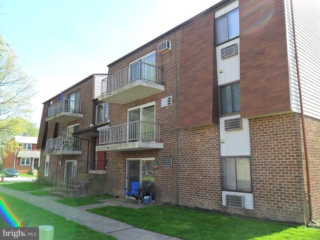 Building Photo - 610 W 11th St