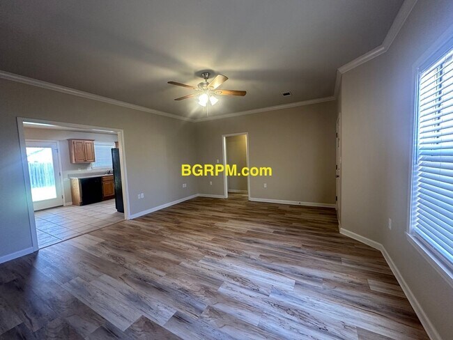 Building Photo - 3 Bed 2 Bath