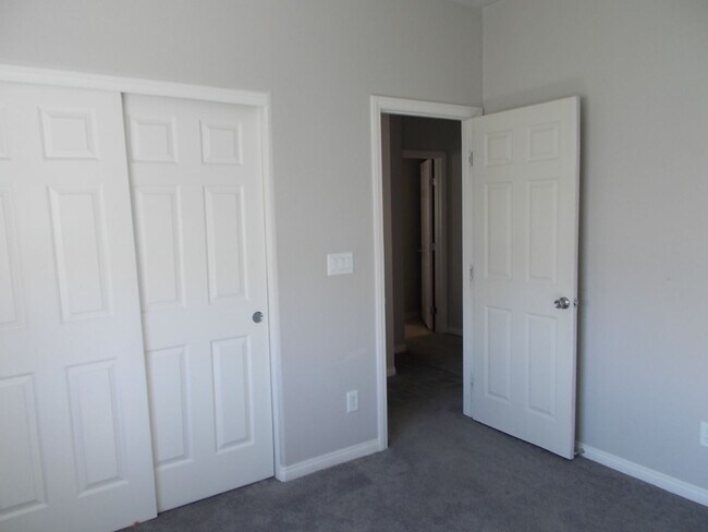 Building Photo - Modern Tri-Level Home with Spacious Layout & Ideal Location