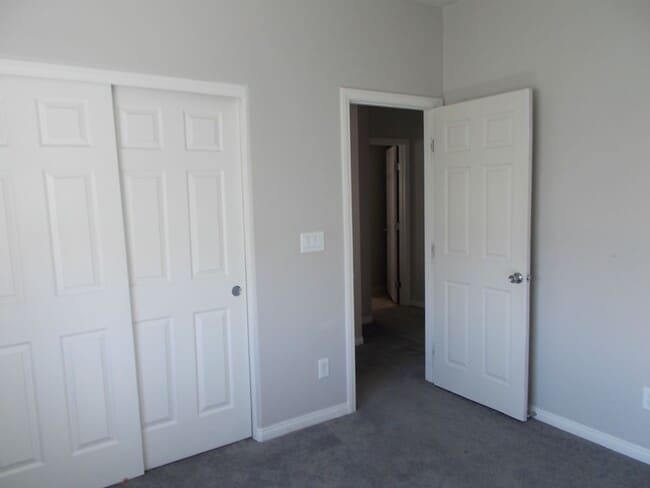 Building Photo - Modern Tri-Level Home with Spacious Layout...