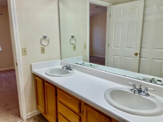 Building Photo - 1428 Southern Gardens Dr