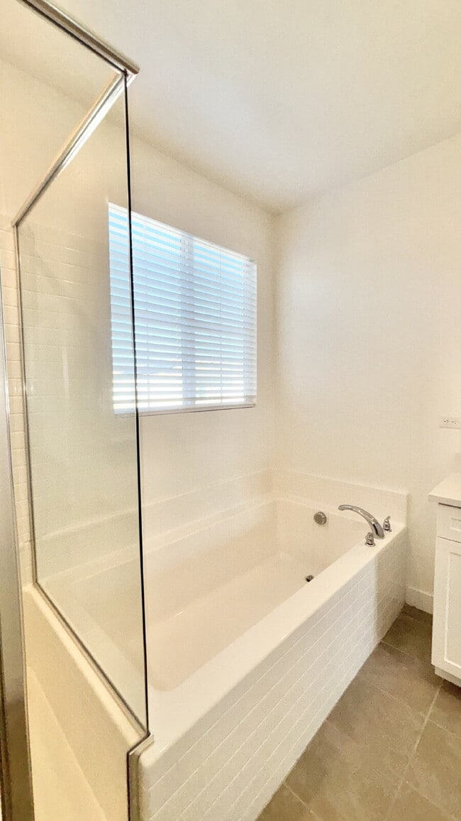 Building Photo - 4 Bedrooms Available University Park