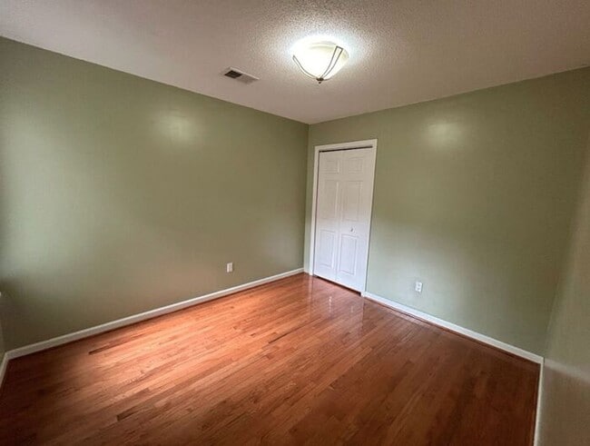 Building Photo - 5 Southwell Ct