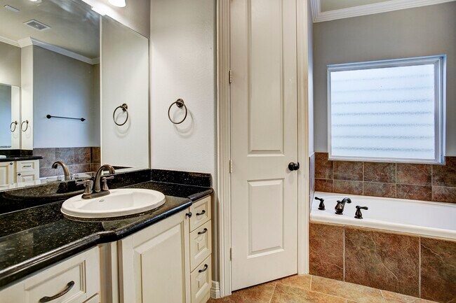 Building Photo - 1140 Robbie St