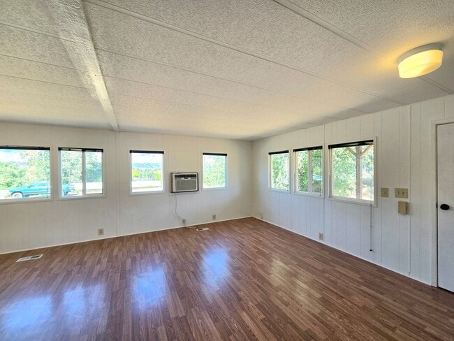Building Photo - 1529 NW Avon Ct