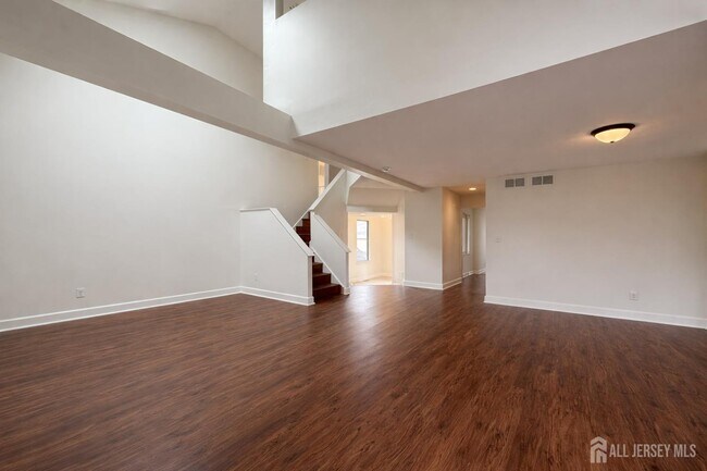 Building Photo - 470 Sayre Dr