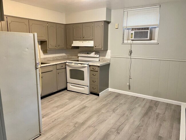 Building Photo - Quaint One Bedroom Apartment