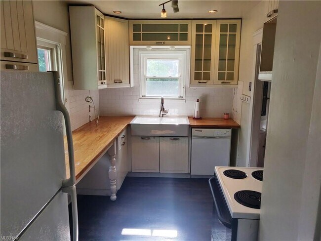 Building Photo - 3300 Dellwood Rd