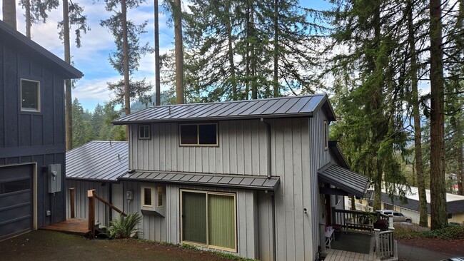 Building Photo - 2 bedroom 1 1/2 bath apartment in Thurston...