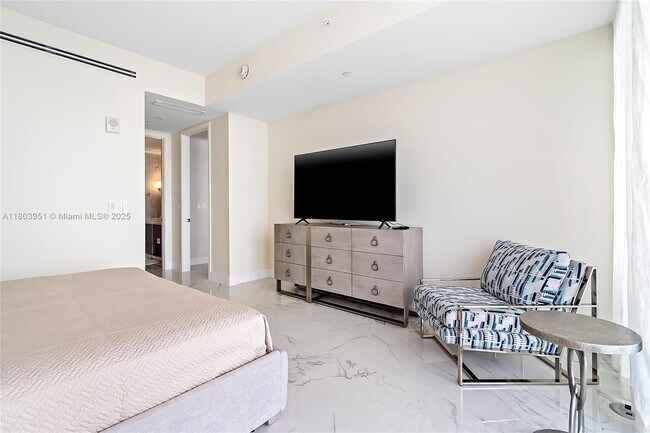 Building Photo - 15701 Collins Ave