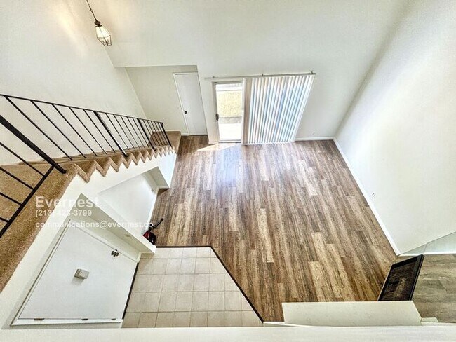 Building Photo - Lovely 2-Bed, 2-Bath Condo with Great Loca...