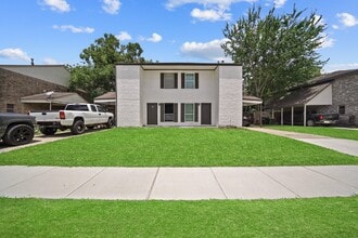 Building Photo - Updated Two-Story Duplex in Pearland with Yard Care Included