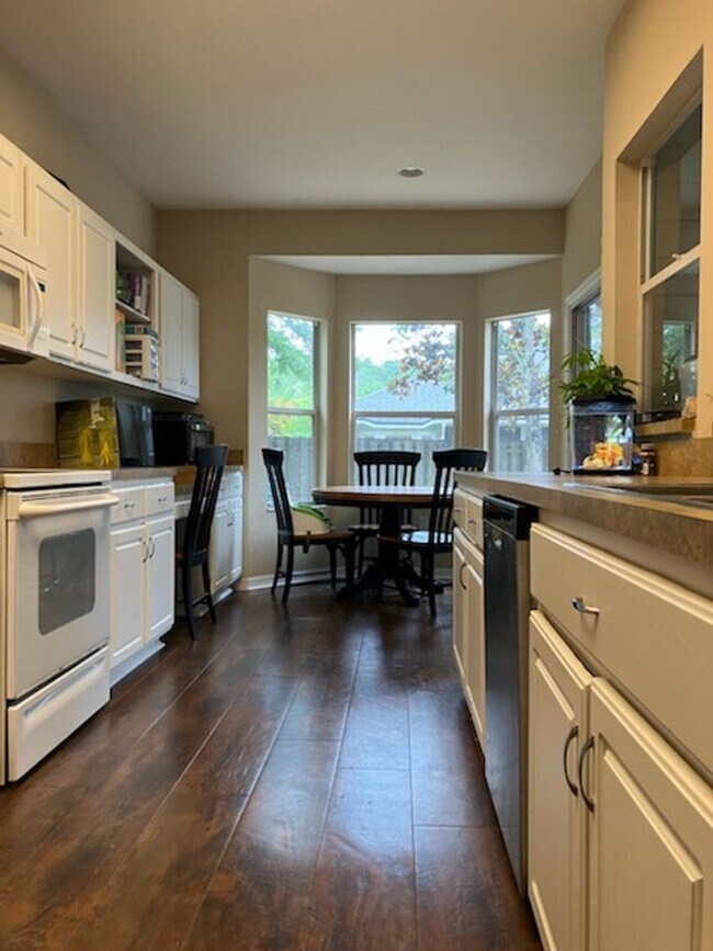 Building Photo - 4BR/2BA in Sorrento with large, fenced-in ...