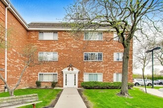 Building Photo - 6882 W Touhy Ave