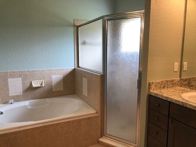 Building Photo - Large House with Bonus Room