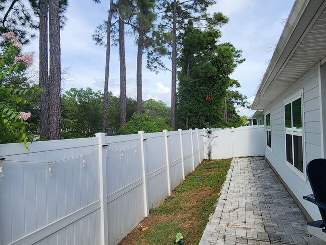 Building Photo - 104 Moonraker Cir