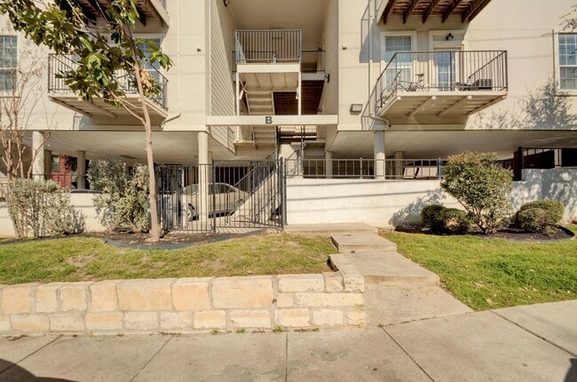 Building Photo - West Campus Gem!!!