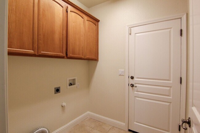 Building Photo - 4 Bedroom Mary Lake Home on Cul-De-Sac