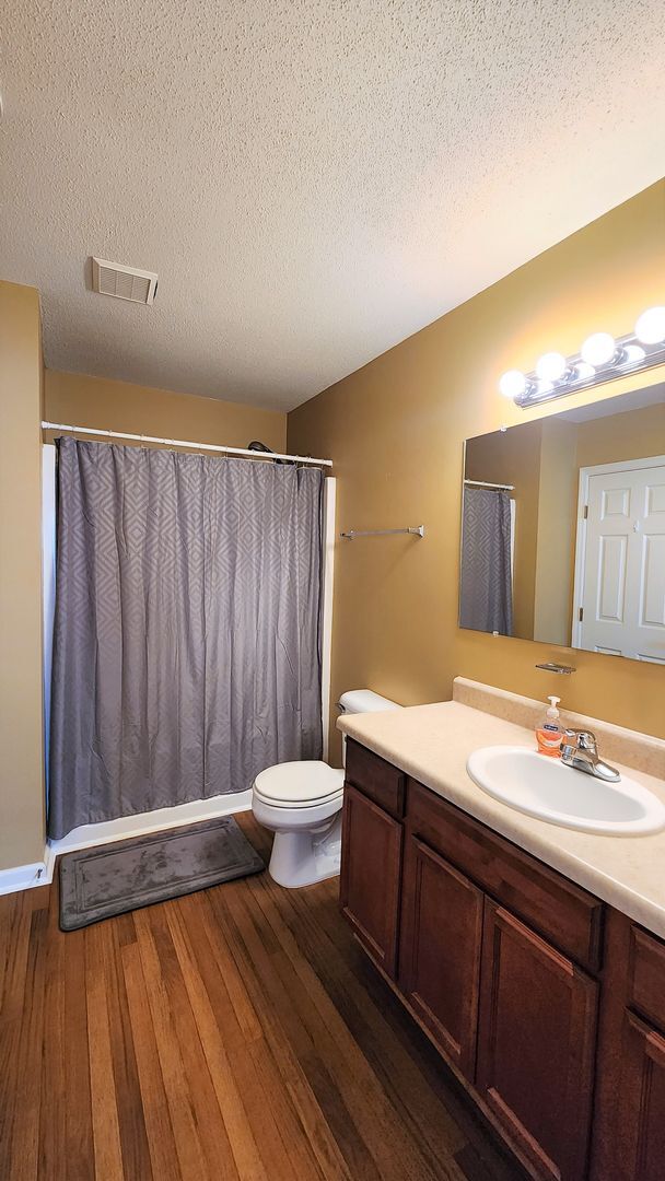 Building Photo - Beautiful 3 bed 2 1/2 bath townhome in a g...
