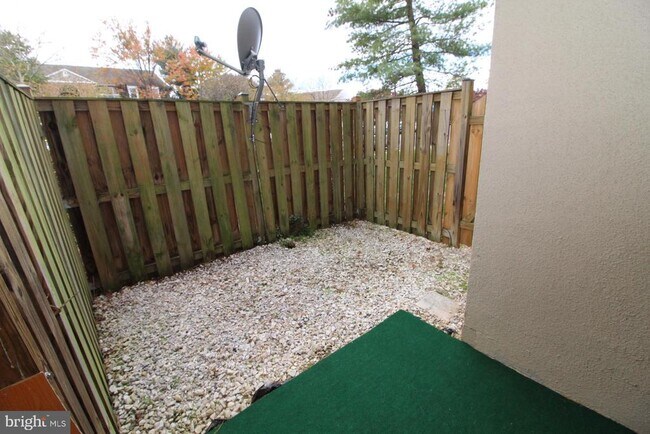 Building Photo - 8600A Village Square Dr