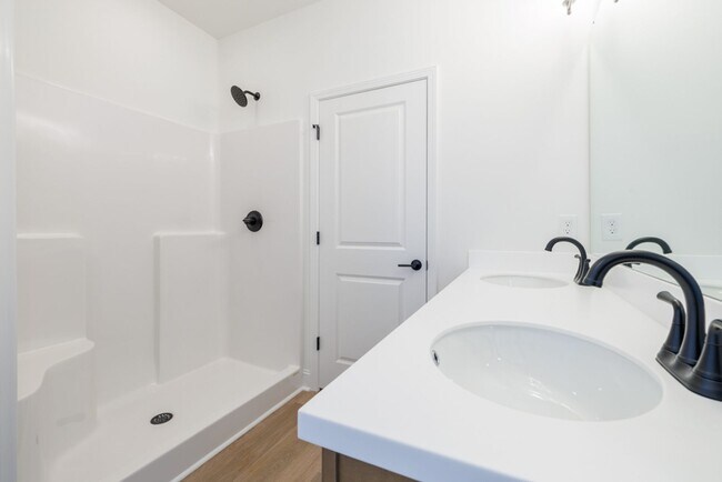 Building Photo - ONE-MONTH FREE RENT Move-Incentitive!!! Ne...