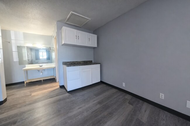 Building Photo - 401 N. East Avenue-15