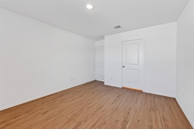 Building Photo - 7402 Clover Chase Dr