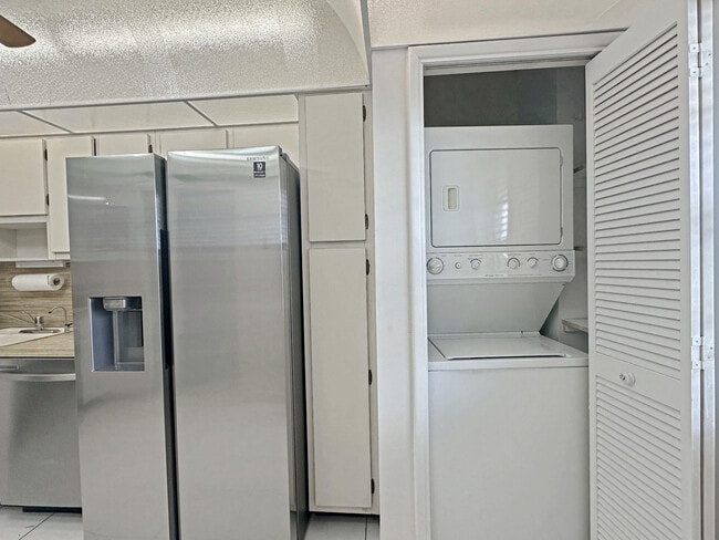 Building Photo - 535 Oaks Dr