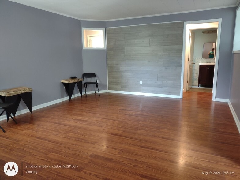 Building Photo - 829 W Oak Ave