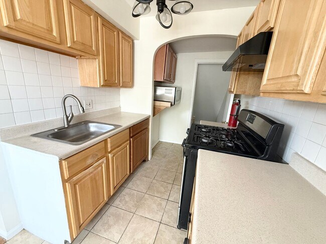 Building Photo - Gorgeous 3-Bed Townhome in Lawncrest! Available NOW!