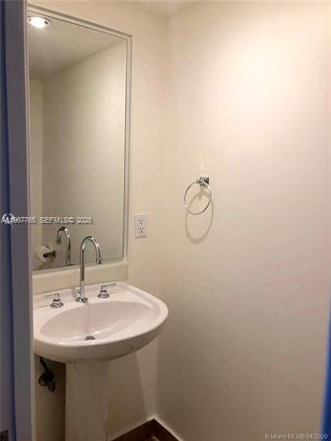 Building Photo - 6917 Collins Ave