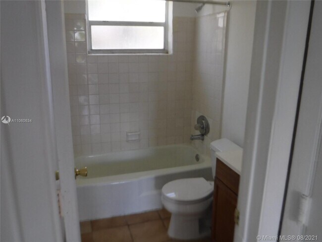 Building Photo - 1045 NE 39th Dr