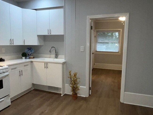 Building Photo - 305 Brookside Dr