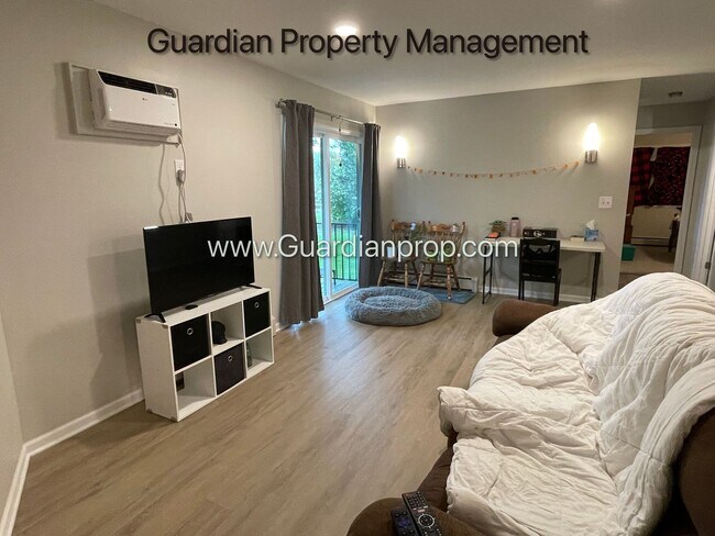 Building Photo - Champlin 2nd Floor Renovated Apartment, Di...