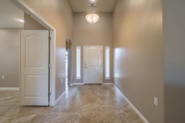 Building Photo - Bright & Beautiful 2 Bedroom Home in Sun R...