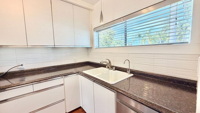 Building Photo - Darling Single Story Home, Blocks from the Beach, Amazing Location, & Close to Everything!
