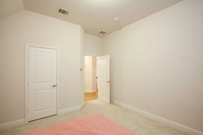 Building Photo - 1614 Thoroughbred Ln