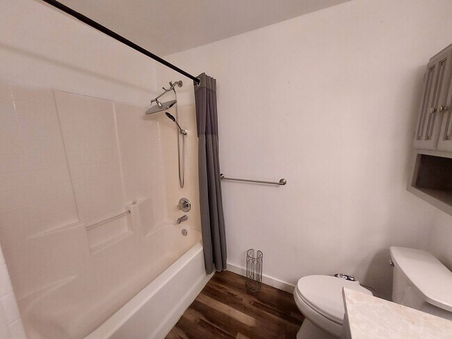 Building Photo - 4 bedroom 2.75 bath, Huge Fenced Yard with Landscaping Included!!