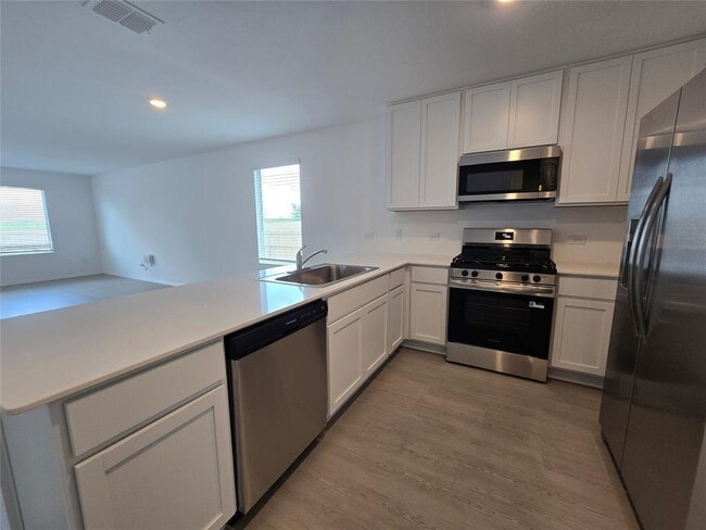 Building Photo - 12920 Eastland Dr