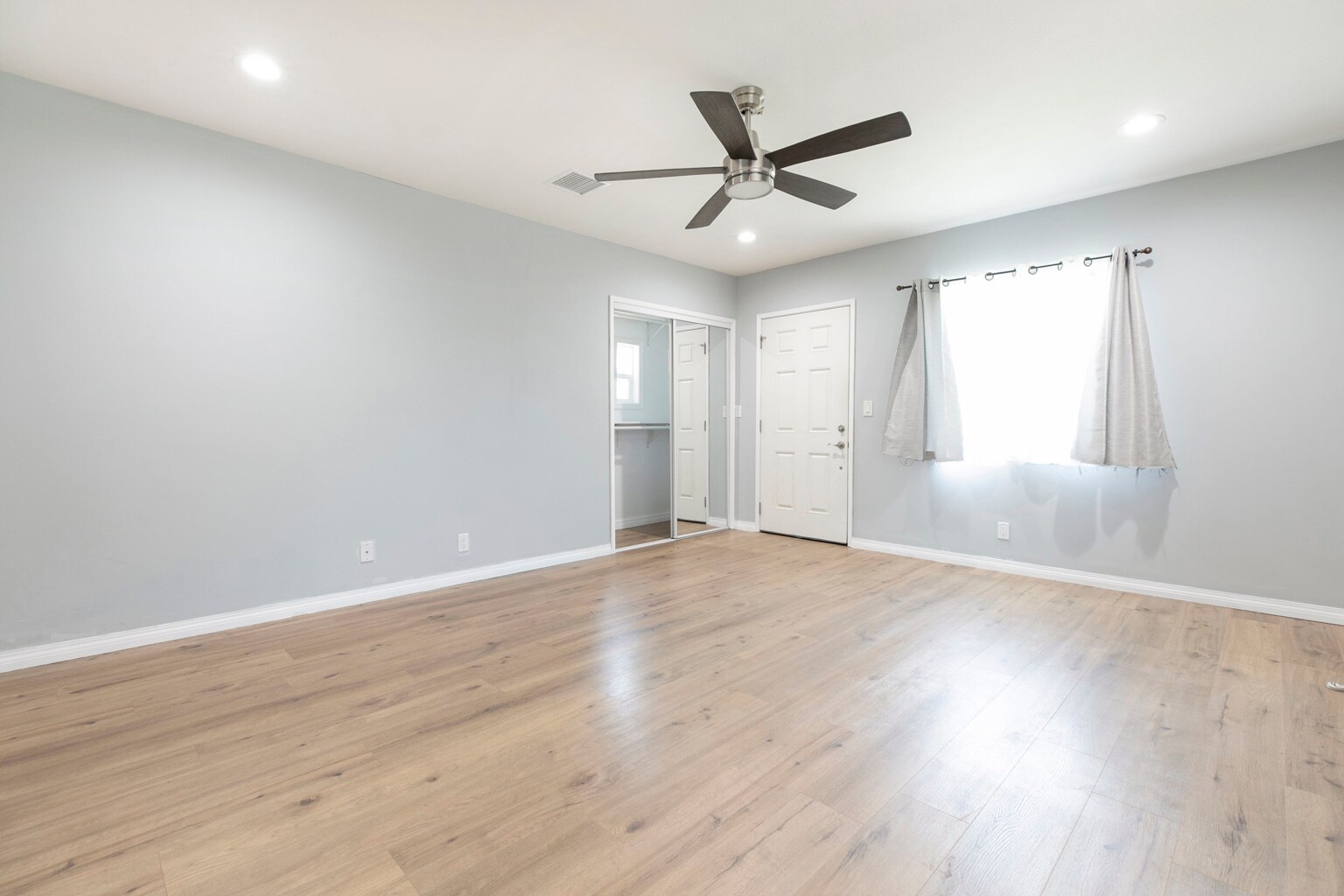 Building Photo - 10430 Langdon Ave