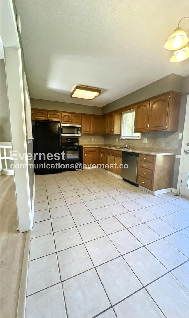 Building Photo - 4 Bed, 2 Bath Home with Garage / Pet-Frien...
