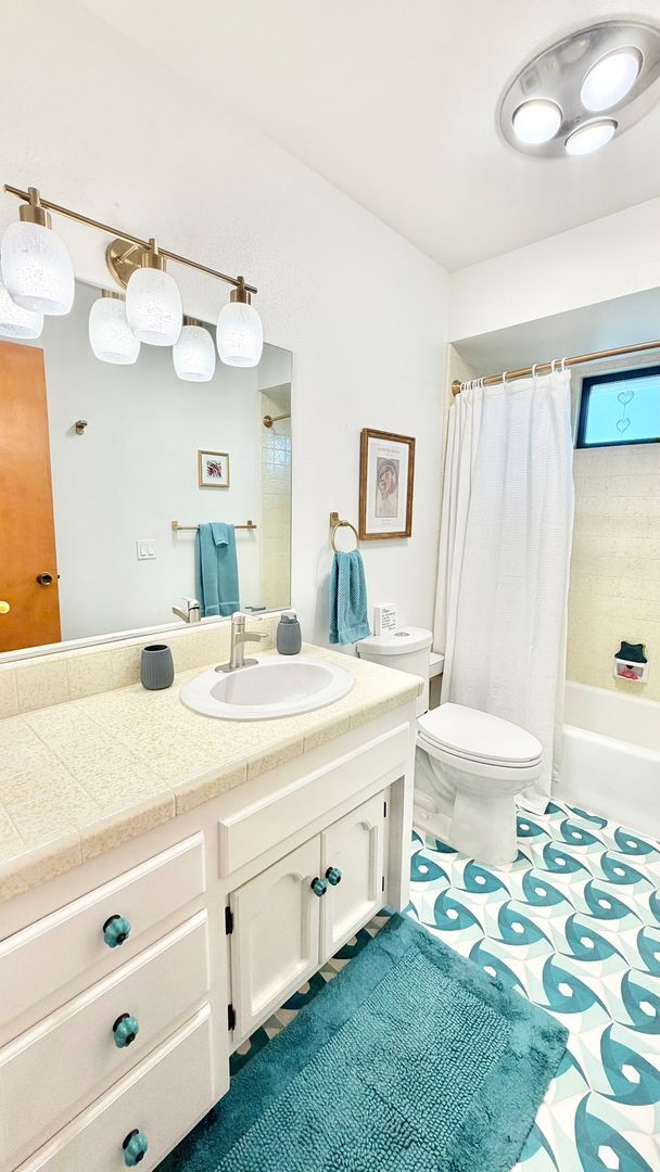 Building Photo - Beautifully Furnished & Appointed, Shorter...