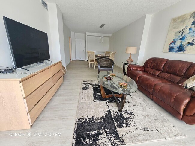 Building Photo - 300 Bayview Dr