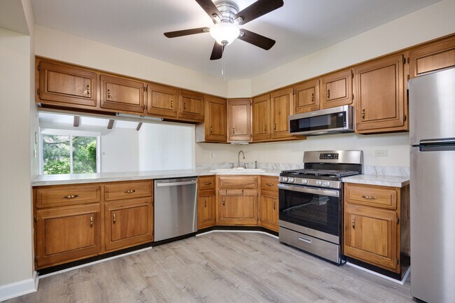Building Photo - 1525 Columbia Ct