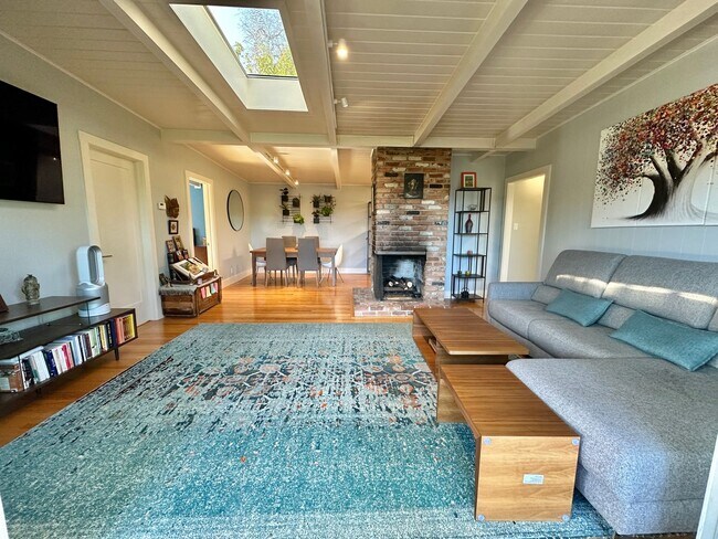 Building Photo - Gorgeous Hillside View, Modern Flat